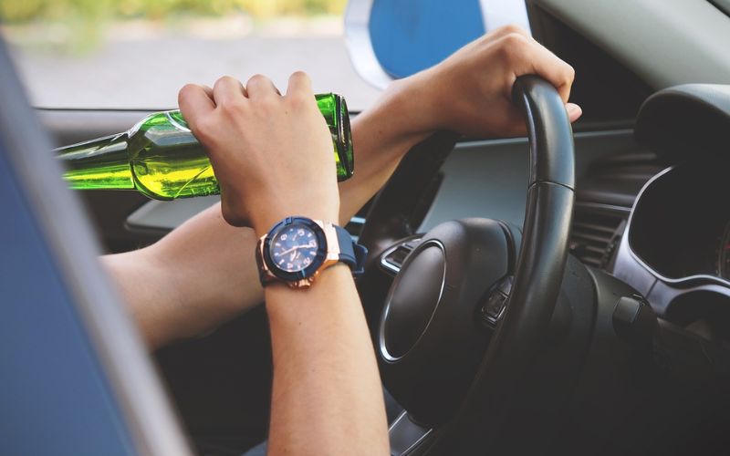 Lee más sobre el artículo Contratar un abogado en casos de conducción bajo los efectos del alcohol – La importancia de un buen defensor