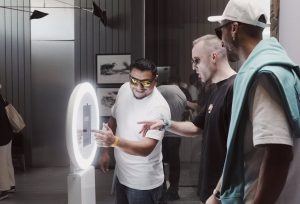 Lee más sobre el artículo Fotomatones para empresas y bodas: Marketing y diversión en un solo servicio