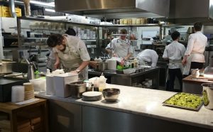 Lee más sobre el artículo ¿Por qué el éxito de un restaurante empieza con un buen equipo de cocina industrial?